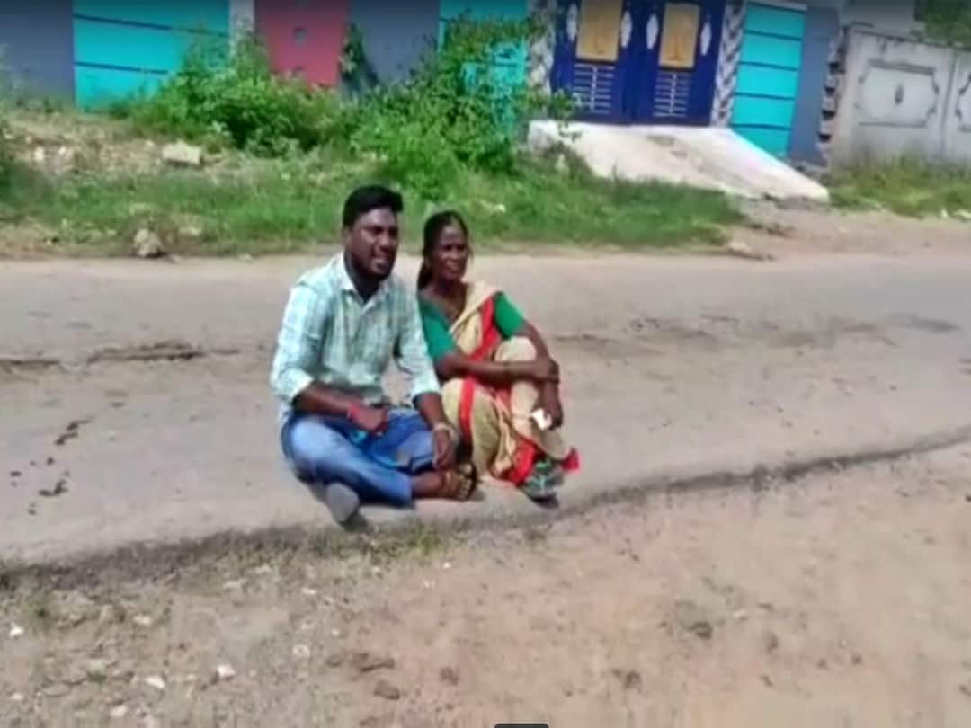Mancherial Lover protested Infront of girl house cheated in the name of love DNN Mancherial News :  ప్రేమించిన యువతి కోసం యువకుడి పోరాటం, లవర్ ఇంటి ముందు నిరసన