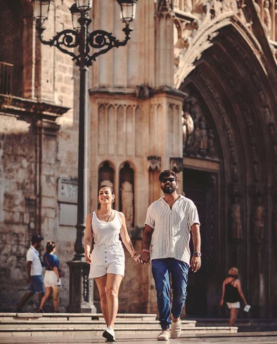 Nayanthara Vignesh Romantic Pics: बीच सड़क विग्नेश ने नयनतारा पर लुटाया प्यार, रोमांटिक फोटोज  हुईं वायरल