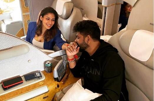 PICS: સાઉથ હસીના નયનતારા અને ફિલ્મ મેકર વિગ્નેશ શિવાનની નવી તસવીરો સામે આવી છે, આ તસવીરોમાં હીરો અને હીરોઇનનો રોમાન્ટિક અંદાજ જોવા મળી રહ્યો છે. થોડાક સમય પહેલા જ બન્ને લાંબા ડેટિંગ બાદ લગ્ન ગ્રંથીથી બંધાઇ ગયા છે. અને હાલમાં બન્ને હનીમૂન પીરિયડને એન્જૉય કરી રહ્યાં છે.