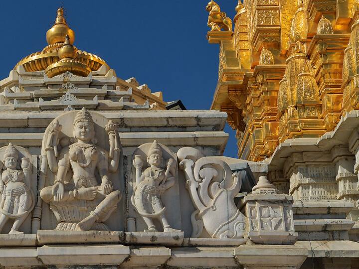 इस मंदिर में देवी की कोई मूर्ति नहीं है, शायद इसलिए कि मंदिर इतना प्राचीन है कि यह मूर्ति-पूजा से पहले का है, लेकिन पुजारी गोख के ऊपरी हिस्से को इस तरह से सजाते हैं कि यह दूर से देवी की मूर्ति की तरह दिखता है. अंबाजी मंदिर से थोड़ी दूरी पर एक बड़ा आयताकार कुंड है, जिसके चारों तरफ सीढ़ियां हैं, जिसे मानसरोवर कहा जाता है. बता दें, इस मंदिर में नवरात्रि पर्व को धूमधाम से मनाया जाता है.