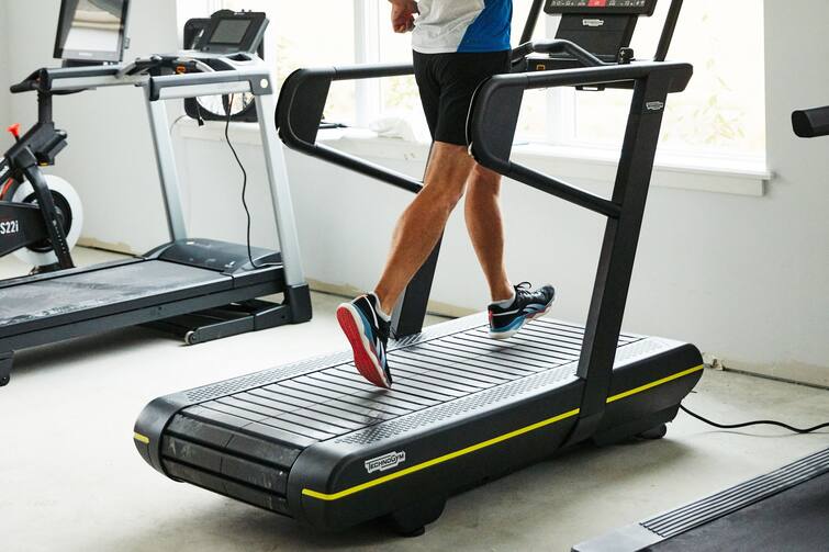 Heart check up when should i get a heart check up done to ensure i do not collapse on treadmill Heart Check-Up: જિમમાં વર્કઆઉટ દરમિયાન આ કારણે આવી શકે છે અટેક, આ સંકેત મળે તો થઇ જાવ સાવધાન