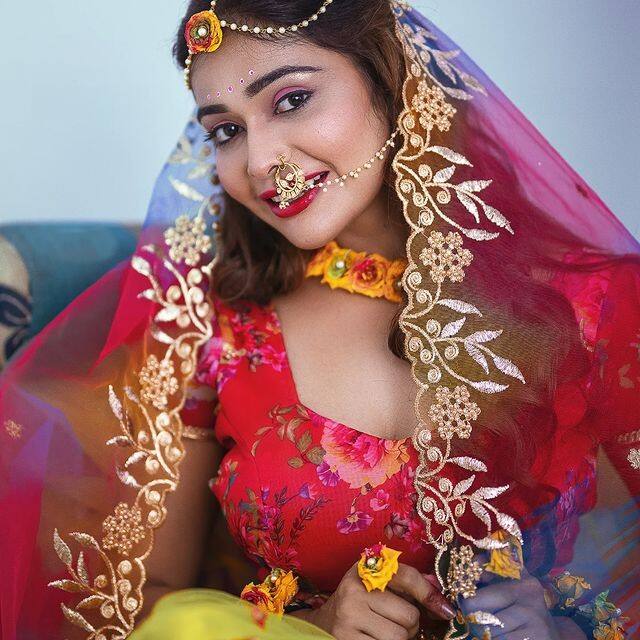 பாடல் வந்த வழி ஆடை பறந்ததையும்