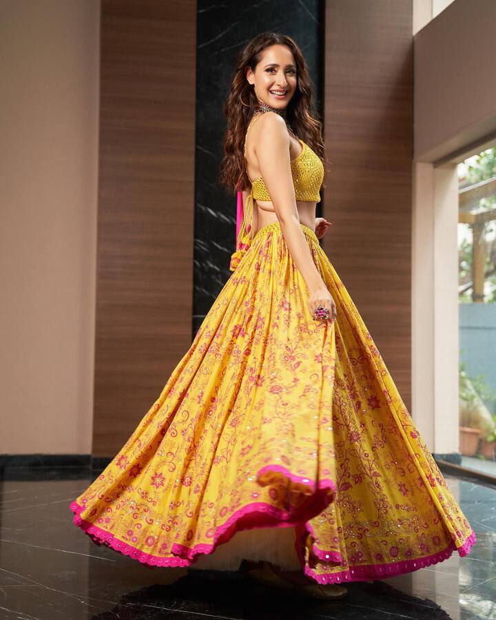 అఖండ సినిమాలో బాలయ్య సరసన నటించి సూపర్ హిట్ ను తన ఖాతాలో వేసుకుంది. Image Credit: Pragya Jaiswal/Instagram