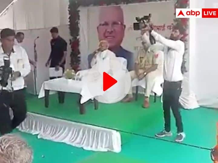 MP Governor Mangubhai Patel Jai Shri Ram slogan in a program Watch Video ANN Viral Video: एमपी के राज्यपाल ने मंच से लगवाए जय श्रीराम के नारे, कहा- 'कौन नहीं बोला मुझे सब दिख रहा है'