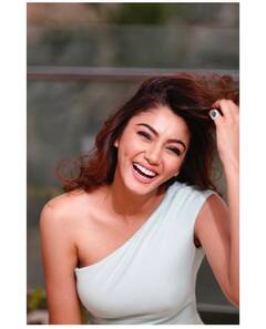 ‘खतरों के खिलाड़ी’ फेम Sana Makbul ने चलाया हुस्न का जादू, फ्लॉन्ट की अपनी टोंड बॉडी