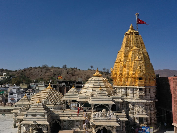 गुजरात के उत्तरी हिस्से में अरावली की पर्वत श्रृंखलाओं के बीच अंबाजी मंदिर विराजमान है. अंबाजी मंदिर एक विश्व प्रसिद्ध तीर्थ स्थान है. पुराणों में बताया गया है कि पहले यहां अंबिका वन नामक वन था. अंबाजी समुद्र तल से 1580 फीट की ऊंचाई पर स्थित है. अंबाजी के मंदिर में देवी की वास्तविक मूर्ति की पूजा नहीं होती है. इसके बजाय मंदिर में बीसा यंत्र की पूजा की जाती है.