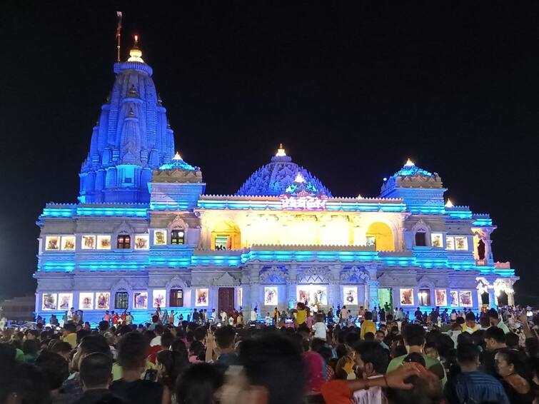 Janmashtami 2022 Shri Krishna Janmotsav was celebrated with great pomp in Mathura and Vrindavan Janmashtami 2022 : મથુરા - વૃંદાવનમાં શ્રીકૃષ્ણ જન્મોત્સવની ધામધૂમથી ઉજવણી કરવામાં આવી