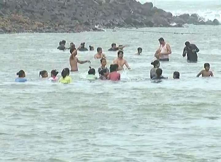 દ્વારકામાં ગોમતી ઘાટ અનેરૂ મહત્વ. ગોમતીઘાટે મોટી સંખ્યામાં હરિભક્તો કરી રહ્યા છે સ્નાન.