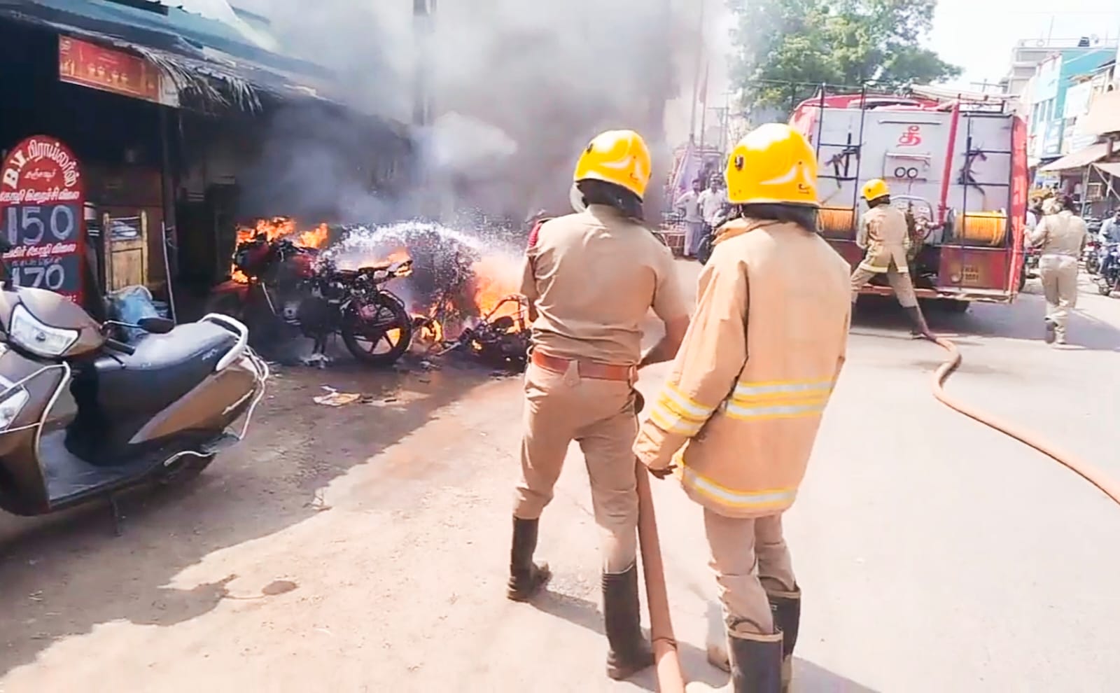 தஞ்சையில்  டீ கடையில் பற்றி எரிந்த சிலிண்டர் - அலறியடித்து ஓடிய மக்கள்