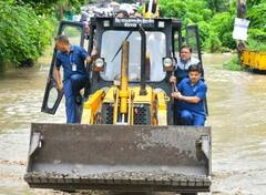 उत्तराखंड में बादल फटने से भारी तबाही, CM धामी ने JCB पर चढ़कर लिया हालात का जायजा