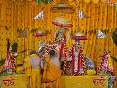 भगवान श्रीकृष्ण ने लिया जन्म, भक्तों में दिखा भारी उत्साह