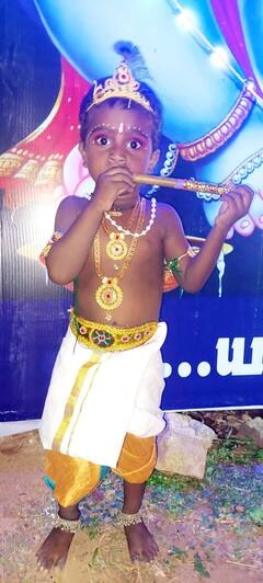 குழலூதும் குட்டி கிருஷ்ணர்களின் ஸ்வீட் போட்டோஸ்!