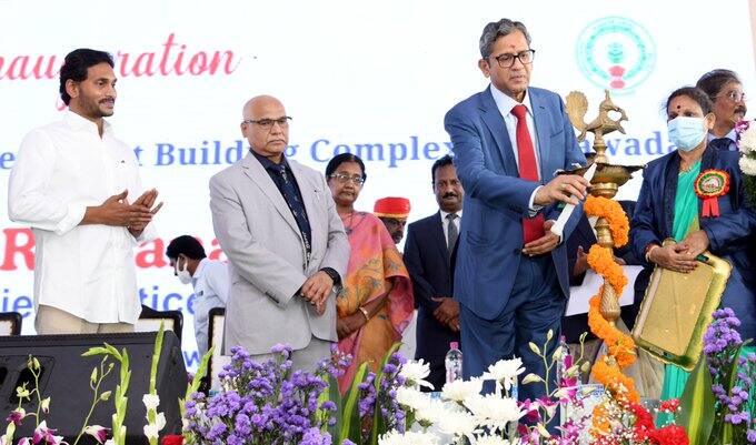 సీఎం జగన్ వెళ్లిన అనంతరం సీజేఐతో టీడీపీ అధినేత చంద్రబాబు నాయుడు భేటీ అయ్యారు. సీజేఐతో సుమారు 15- 20 నిమిషాలపాటు చంద్రబాబు సమావేశమయ్యారు.