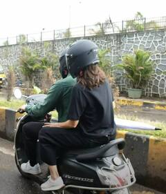 Photos: स्कूटी पर मुंह छुपाकर मुंबई घूमने निकला ये स्टार कपल, सोशल मीडिया पर लीक हो गई तस्वीरें