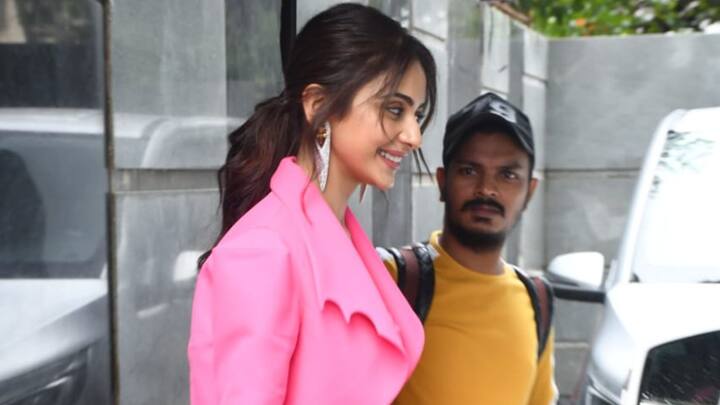 সেই অক্ষয় কুমারের নতুন ছবি 'কাটপুতলি'-র প্রচার। শনিবার মুম্বইয়ে এ নিয়ে এক অনুষ্ঠানে হাজির ছিলেন ছবিতে অক্ষয়ের সহকর্মী রকুলপ্রীত সিং-ও।