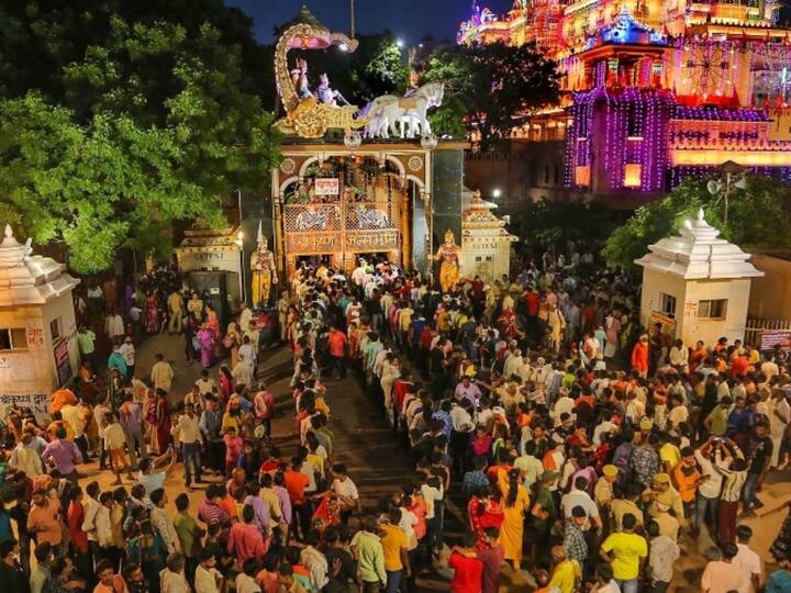 Mathura News Two Die at Banke Bihari Temple due to Overcrowded  During Janmashtami Celebrations Mathura: కృష్ణాష్టమి వేడుకల్లో విషాదం, ఊపిరాడక ఇద్దరు మృతి