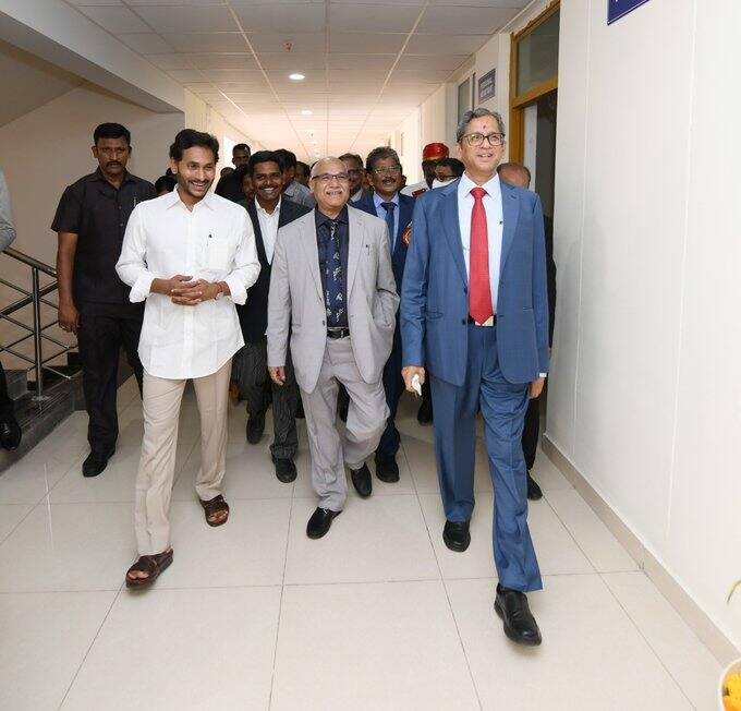 ఈరోజు ఉదయం విజయవాడకు చేరుకున్న ఆయనను సీఎం మర్యాదపూర్వకంగా కలుసుకున్నారు. దాదాపు 20 నిమిషాల పాటు జస్టిస్ రమణతో ముఖ్యమంత్రి మీటింగ్ జరిగింది.