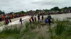 Rajkot: માતાજીના દર્શન કરવા જીવના જોખમે કોઝવે પાર કરતાં શ્રદ્ધાળુઓ, જુઓ તસવીરો