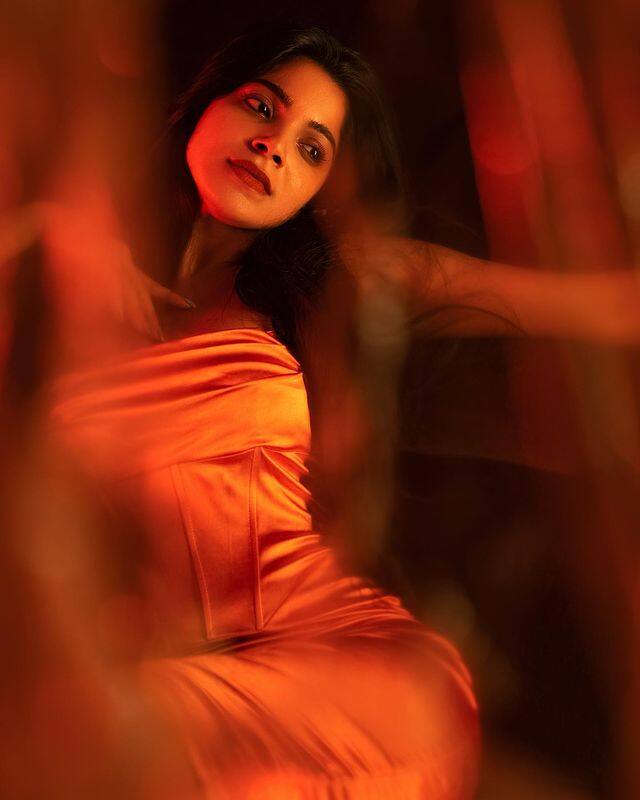 நனையத் தெரியாதா மலர் குடையே மறையத் தெரியாதா பகல் நிலவே.....