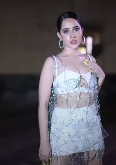 फैशन में उर्फी का एक्सपेरिमेंट देख घूमा फैंस सिर, शीशा, ब्लेड और बिजली के तार के बाद अब ये क्या पहन कर निकल पड़ीं एक्ट्रेस