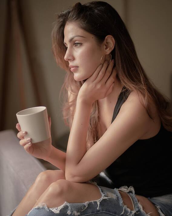 Rhea Chakraborty Photos: यादों में खोई-खोई नजर आ रही हैं रिया चक्रवर्ती, एक्ट्रेस ने कहा - अच्छे दिन आने वाले हैं...