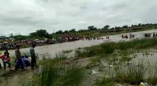 જો પુલ બનાવવામાં આવે તો લોકોને સરળતા રહે તેવી માંગ ઉઠવા પામી છે. તંત્રને અવારનવાર રજૂઆત કરવામાં આવી છતાં પુલ બનાવવામાં આવતો નથી.