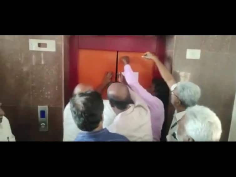 karur collector office lift repair TNN கரூர் மாவட்ட ஆட்சியர் வளாகத்தில் பழுதாகி நின்ற லிஃப்ட் -  பலர் பத்திரமாக மீட்பு