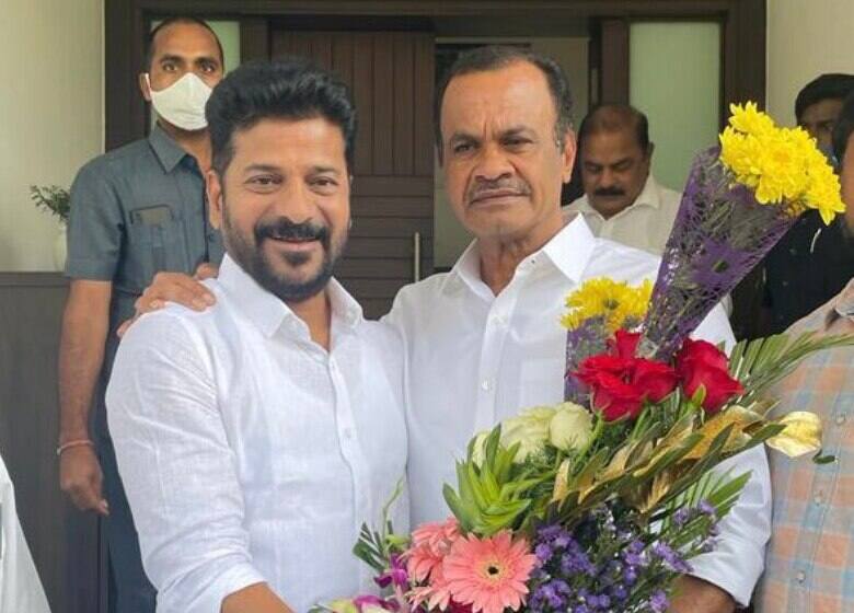 Revant Vs Komati Reddy : రేవంత్ రెడీ - మరి కోమటిరెడ్డి రెడీనా ? Revanth Reddy announced that he is ready to campaign with Komatireddy Venkata Reddy. Revant Vs Komati Reddy : రేవంత్ రెడీ - మరి కోమటిరెడ్డి రెడీనా ?
