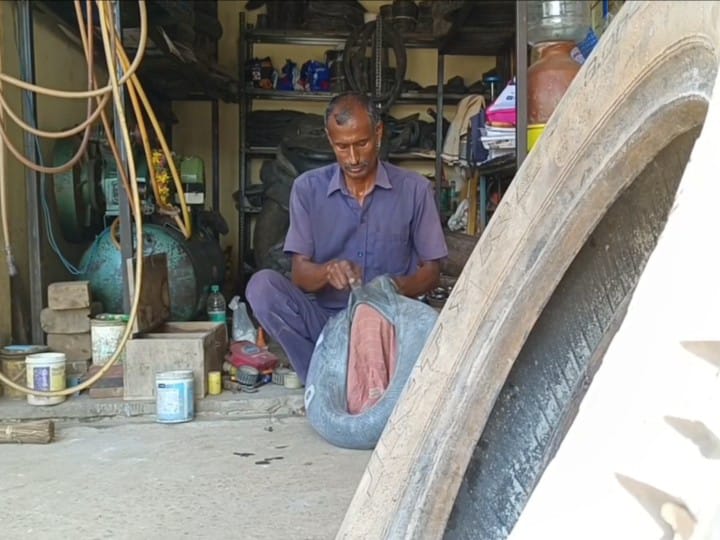 பஞ்சர் ஒட்டும் பாதிப்பணம் திருக்குறளாகிறது ; நெகிழ்ச்சியை ஏற்படுத்தும் குறள் விரும்பி..!