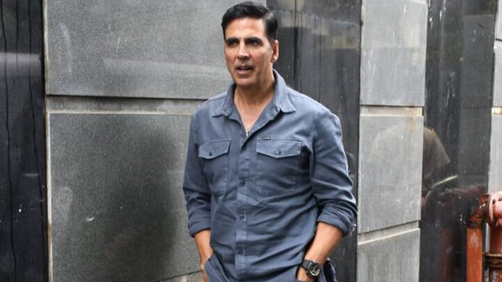 জনপ্রিয়তায় তিনি হামেশাই ৩ খানকে টেক্কা দেন। স্বাস্থ্য সচেতনতার জন্যও অত্যন্ত সমাদৃত টিনসেল টাউনে।