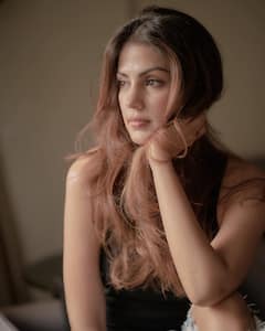 Rhea Chakraborty Photos: यादों में खोई-खोई नजर आ रही हैं रिया चक्रवर्ती, एक्ट्रेस ने कहा - अच्छे दिन आने वाले हैं...