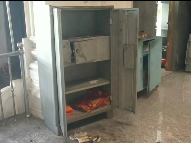 one lakh was looted from the Raghavendra temple in Kanyakumari TNN கன்னியாகுமரி: கோவில் உண்டியல் பணத்தை கொள்ளையடித்த கும்பல்; கால்தடம் வைத்து போலீஸ் விசாரணை
