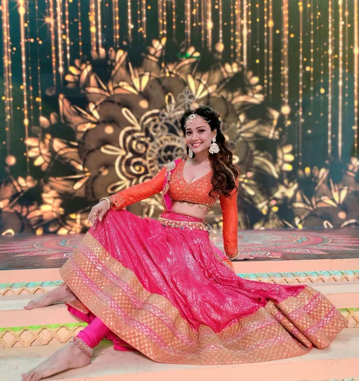 अदा खान (Adaa Khan) छोटे पर्दे की सबसे चर्चित अभिनेत्रियों में से एक हैं. उनकी अदायगी के दीवानों की कमी नहीं है.