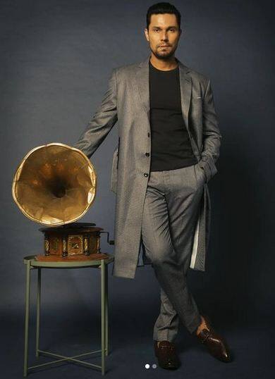 ਬਚਪਨ ਵਿੱਚ, ਰਣਦੀਪ ਹੁੱਡਾ ਦੇ ਮਾਪਿਆਂ ਨੇ ਉਸਨੂੰ ਸੋਨੀਪਤ ਦੇ ਮਸ਼ਹੂਰ ਮੋਤੀ ਲਾਲ ਨਹਿਰੂ ਸਪੋਰਟਸ ਬੋਰਡਿੰਗ ਸਕੂਲ ਵਿੱਚ ਚੰਗੀ ਪੜ੍ਹਾਈ ਕਰਨ ਲਈ ਭੇਜਿਆ। ਬੋਰਡਿੰਗ ਸਕੂਲ ਦੀ ਪੜ੍ਹਾਈ ਦਾ ਇਹ ਪ੍ਰਭਾਵ ਸੀ ਕਿ ਸ਼ੁਰੂ ਤੋਂ ਹੀ ਖੇਡਾਂ ਅਤੇ  ਦਿਲਚਸਪ ਖੇਡਾਂ  ਜਿਵੇਂ ਘੋੜ ਸਵਾਰੀ, ਤੈਰਾਕੀ, ਪੋਲੋ ਵਿੱਚ ਬਹੁਤ ਦਿਲਚਸਪੀ ਸੀ। ਇਸ ਤੋਂ ਇਲਾਵਾ ਉਹ ਸਕੂਲ ਵਿੱਚ ਥੀਏਟਰ ਵੀ ਕਰਦਾ ਸੀ।