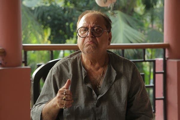 এই দুজনের বিয়ের ঠিক হয় গল্পে। কিন্তু দুজনের পরিবার আবার একেবারে ভিন্ন। সোহমের পরিবার যথেষ্ট উৎশৃঙ্খল আর সুস্মিতার পরিবার যথেষ্ট পরিশীলত।
