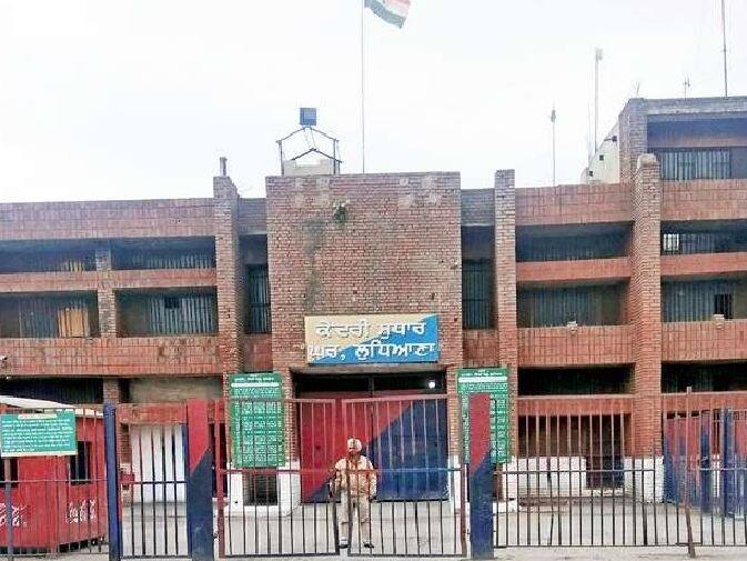 Ludhiana Central Jail prisoner attack on Assistant Superintendent Harminder Singh, the uniform was worn, Case Registered ਲੁਧਿਆਣਾ ਸੈਂਟਰਲ ਜੇਲ੍ਹ 'ਚ ਬੰਦ ਕੈਦੀ ਨੇ ਸਹਾਇਕ ਸੁਪਰਡੈਂਟ 'ਤੇ ਕੀਤਾ ਹਮਲਾ , ਪਾੜੀ ਵਰਦੀ , ਮਾਮਲਾ ਦਰਜ