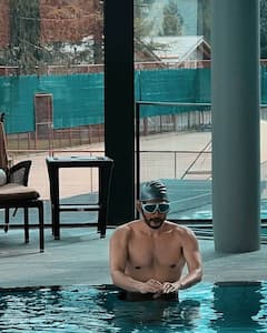 Mahesh Babu: స్విమ్మింగ్ పూల్‌లో షర్టు లేకుండా మహేష్ బాబు, ఫోటోలు షేర్ చేసిన నమ్రతా