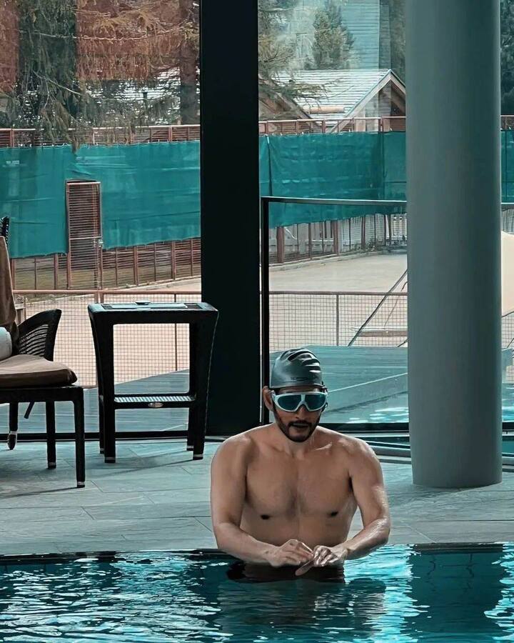 మహేష్ బాబు స్విమ్మింగ్ పూల్ ఎంజాయ్ చేస్తున్న ఫోటోలను నమత్రా షేర్ చేశారు. -Image Credit: Mahesh Babu/Instagram