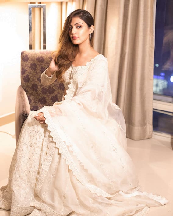 Rhea Chakraborty Photos: यादों में खोई-खोई नजर आ रही हैं रिया चक्रवर्ती, एक्ट्रेस ने कहा - अच्छे दिन आने वाले हैं...
