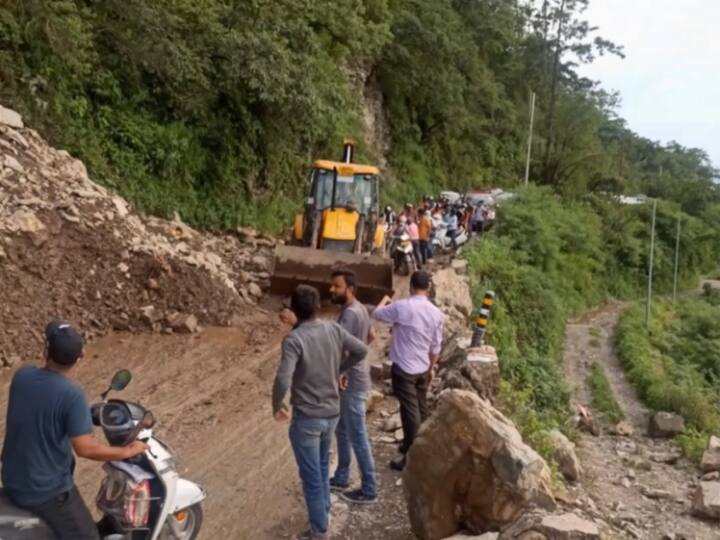 Mussoorie Weather: भारी बारिश से आम जीवन अस्त-व्यस्त, गलोगी पावर हाउस के पास मलबा आने से रास्ता हुआ बंद Uttrakhand Mussoorie weather road closed due to landslide near Galogi Power House ANN Mussoorie Weather: भारी बारिश से आम जीवन अस्त-व्यस्त, गलोगी पावर हाउस के पास मलबा आने से रास्ता हुआ बंद
