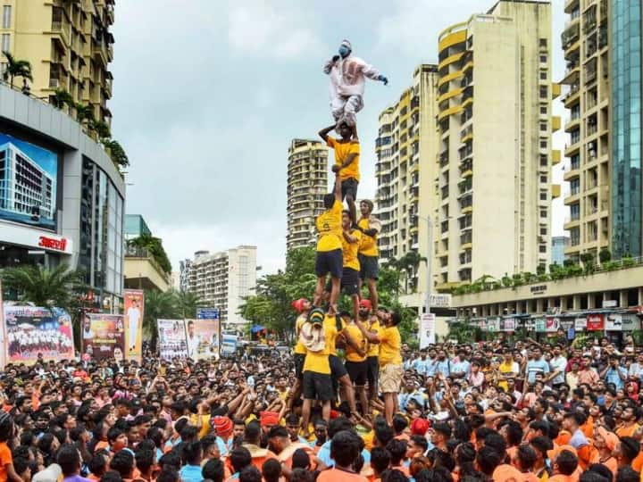 Dahi Handi Celebrations: देशात सोमवारी जन्माष्ठमी आणि मंगळवारी दही हांडी उत्सव जल्लोषात साजरा करण्यात आला. मुंबईत ठिकठिकाणी दहीहंडी उत्सवाचं आयोजन करण्यात आलं होतं.