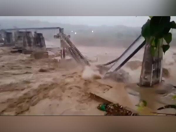 Cloudburst In Uttarakhand's Dehradun, 3 missing after house collapses in Chamba Cloudburst : প্রবল বর্ষণে বিপর্যস্ত উত্তরাখণ্ড, জলের তোড়ে ভাঙল হিমাচলের রেলসেতু