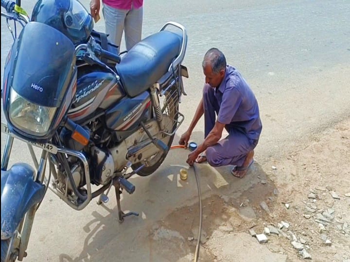 பஞ்சர் ஒட்டும் பாதிப்பணம் திருக்குறளாகிறது ; நெகிழ்ச்சியை ஏற்படுத்தும் குறள் விரும்பி..!