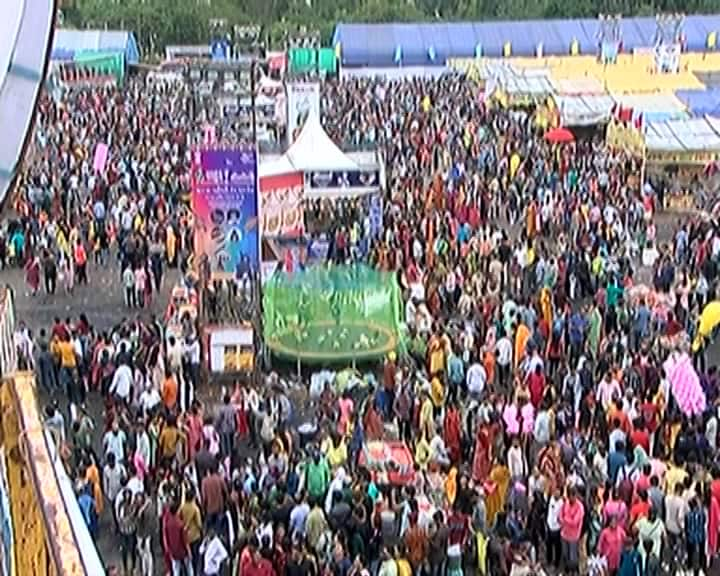 Rajkot: nearly 10 lakh people visits rajkot fun fair tomorrow is the last day Rajkot: રંગીલા રાજકોટમાં જામ્યો મેળાનો રંગ, હૈયેહૈયું દળાય એટલી ભીડ, જુઓ તસવીરો