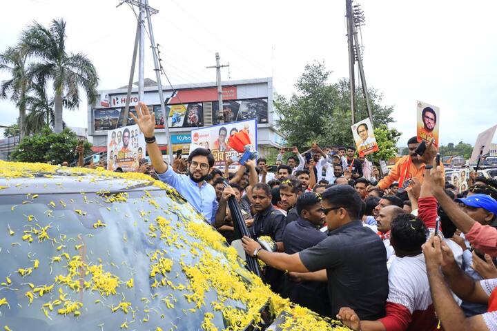 Aditya Thackeray : शिवसेनेत (Shivsena) उभी फूट पडल्यानंतर पक्षाच्या पुनर्बांधणीसाठी आता आदित्य ठाकरे (Aditya Thackeray) थेट मैदानात उतरले आहेत. आज जळगाव जिल्ह्यात शिवसंवाद यात्रेचे आयोजन होते.