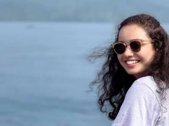 IAS Ria Dabi: ਰਿਆ ਡਾਬੀ ਆਈਏਐਸ ਅਧਿਕਾਰੀ ਟੀਨਾ ਡਾਬੀ ਦੀ ਛੋਟੀ ਭੈਣ ਹੈ। ਉਸਨੇ ਸਾਲ 2020 ਵਿੱਚ UPSC ਪ੍ਰੀਖਿਆ ਵਿੱਚ ਸਫਲਤਾ ਪ੍ਰਾਪਤ ਕੀਤੀ। ਰੀਆ ਸੋਸ਼ਲ ਮੀਡੀਆ 'ਤੇ ਕਾਫੀ ਐਕਟਿਵ ਰਹਿੰਦੀ ਹੈ। ਨਾਲ ਹੀ ਉਨ੍ਹਾਂ ਦੀ ਫੈਨ ਫਾਲੋਇੰਗ ਵੀ ਕਾਫੀ ਜ਼ਿਆਦਾ ਹੈ। ਰੀਆ ਨੇ UPSC ਪ੍ਰੀਖਿਆ ਵਿੱਚ 15ਵਾਂ ਰੈਂਕ (AIR 15) ਹਾਸਲ ਕੀਤਾ ਸੀ।