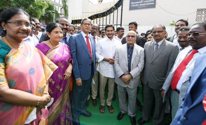 సిటీ సివిల్ కోర్టు భవన సముదాయ ప్రారంభోత్సవం అనంతరం కోర్టు కాంప్లెక్స్ ఆవరణలో సీజే రమణ, సీఎం జగన్ కలిసి మొక్క నాటారు.