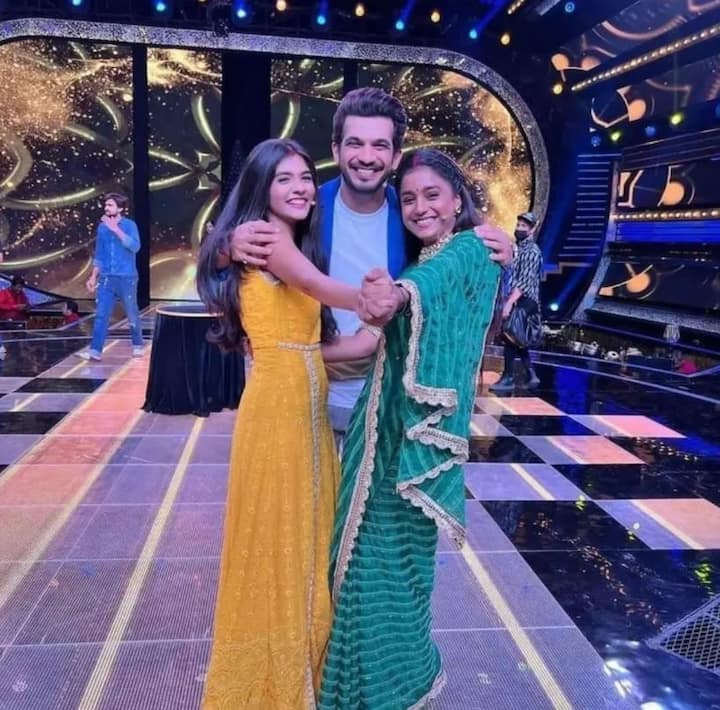 रविवार विद स्टार परिवार (Ravivaar with Star Parivaar)- हाल ही में शुरू हुआ स्टार प्लस शो ‘रविवार विद स्टार परिवार’ टीआरपी लिस्ट में टॉप 3 में शामिल हो गया है. इसे 2.2 रेटिंग मिली है.