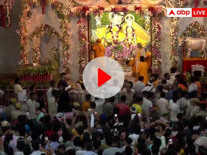 Watch Devotees throng temple in Mathura as midnight celebration on Janmashtami 2022 Watch: मथुरा में प्रकट हुए यशोदा के लाल बाल गोपाल, दर्शन के लिए उमड़ी भक्तों की भीड़, देखें वीडियो