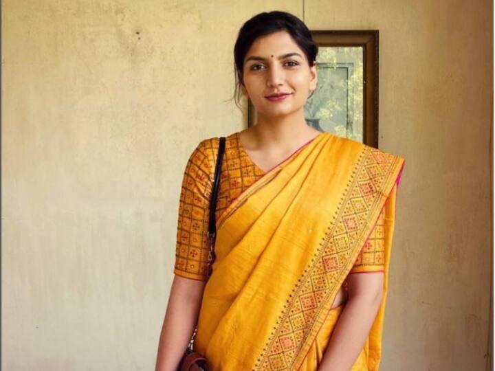 IAS Pari Bishnoi: अजमेर की रहने वाली परी बिश्नोई ने साल 2019 में यूपीएससी की परीक्षा में सफलता पाई थी. उन्होंने इस परीक्षा में 30वीं रैंक हासिल की थी. वह अपनी कामयाबी का श्रेय परिवार वालों और खासकर अपनी मां को देती हैं. (Photo: Instagram)